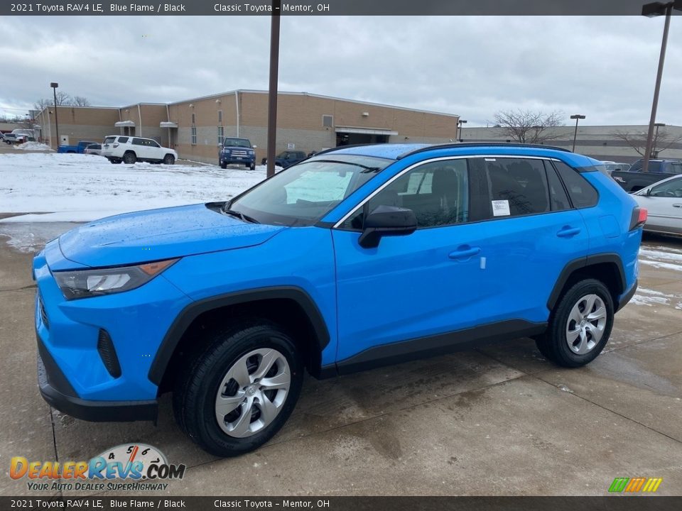 Front 3/4 View of 2021 Toyota RAV4 LE Photo #1