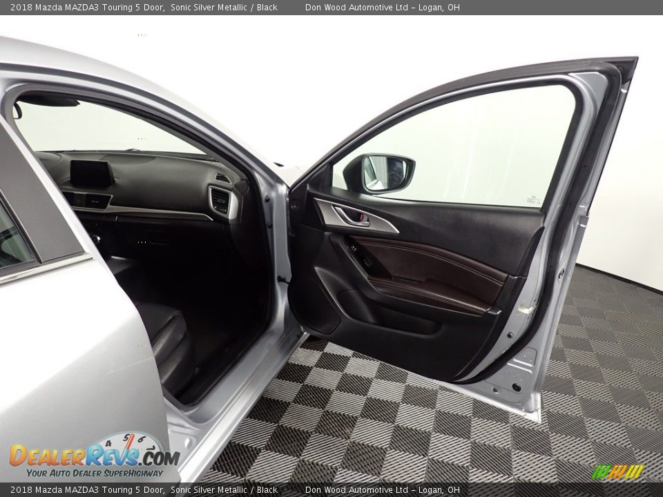2018 Mazda MAZDA3 Touring 5 Door Sonic Silver Metallic / Black Photo #29