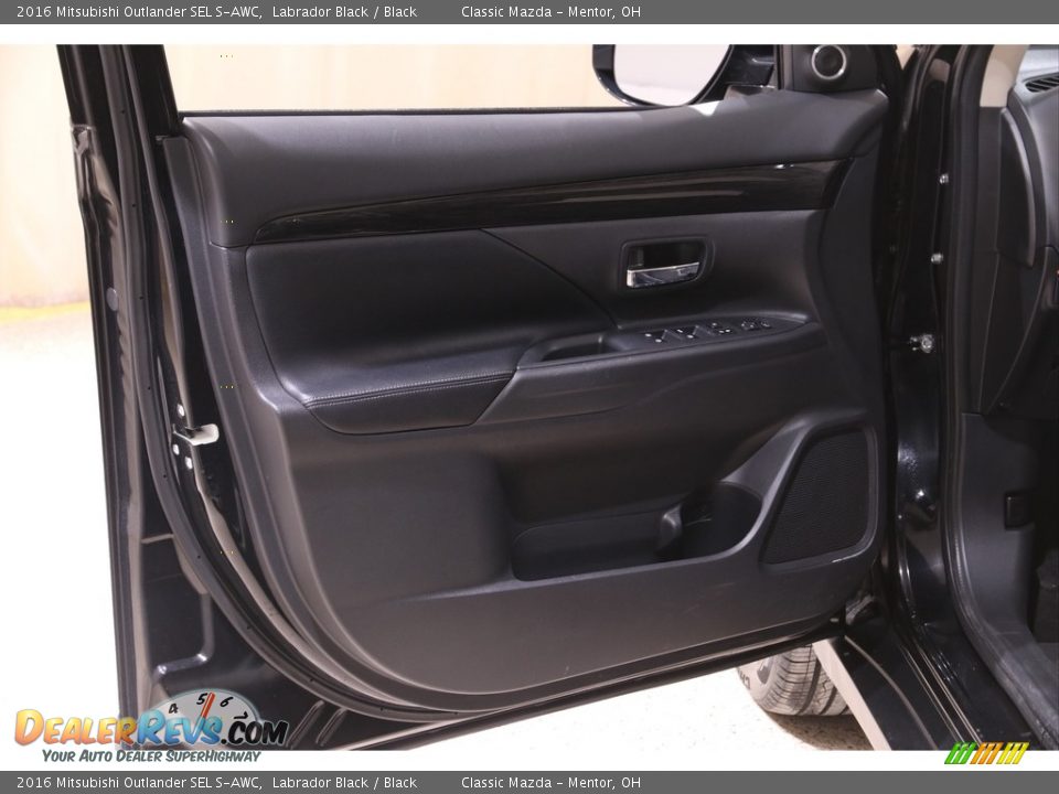 Door Panel of 2016 Mitsubishi Outlander SEL S-AWC Photo #4