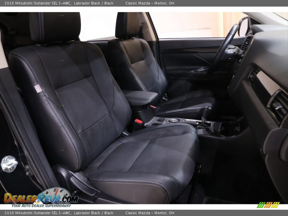 Front Seat of 2016 Mitsubishi Outlander SEL S-AWC Photo #15