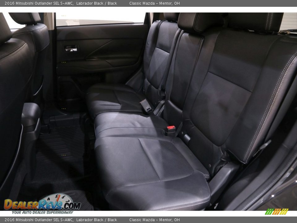 Rear Seat of 2016 Mitsubishi Outlander SEL S-AWC Photo #17