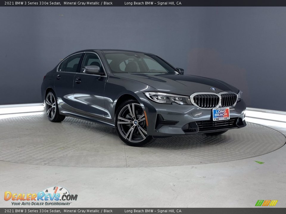 Front 3/4 View of 2021 BMW 3 Series 330e Sedan Photo #1