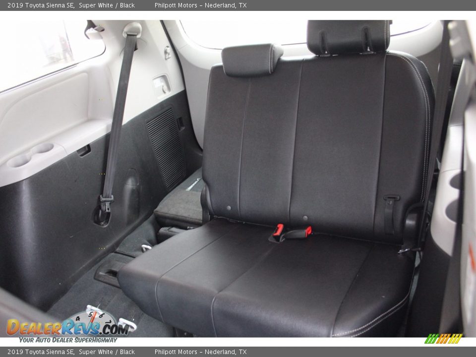 2019 Toyota Sienna SE Super White / Black Photo #21