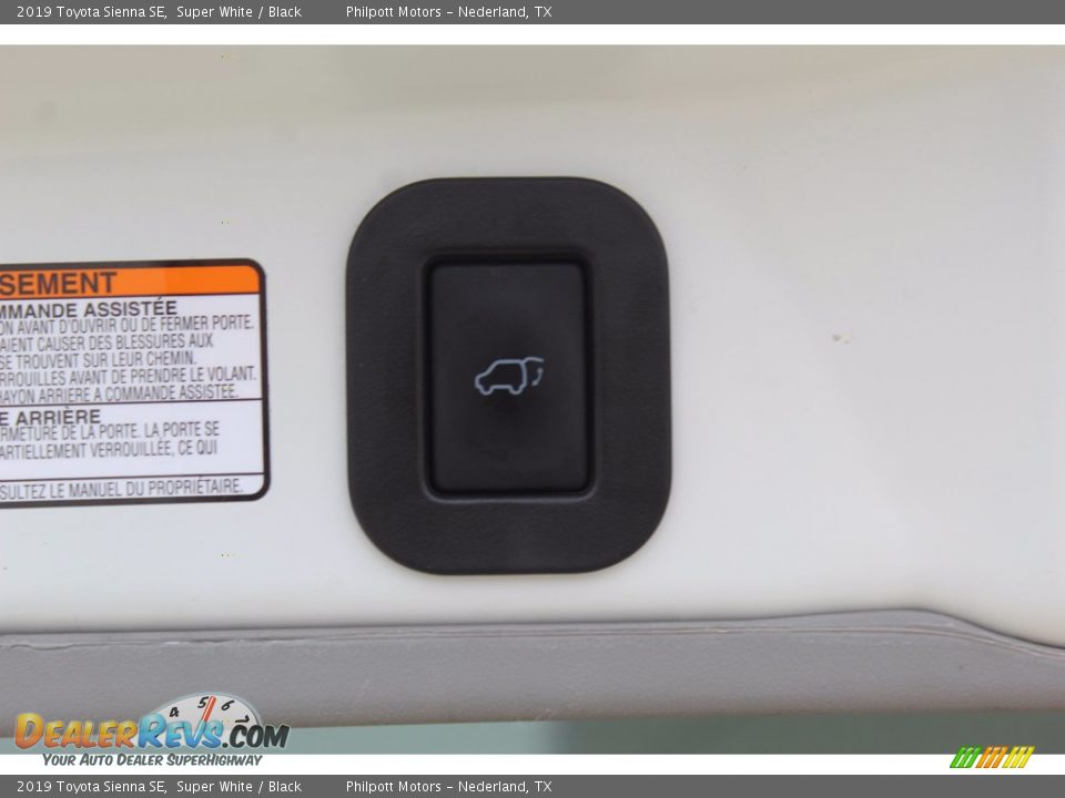 2019 Toyota Sienna SE Super White / Black Photo #23