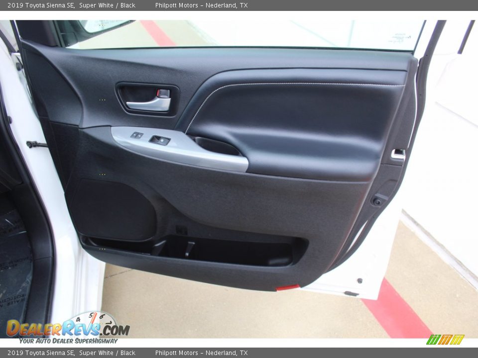 2019 Toyota Sienna SE Super White / Black Photo #25