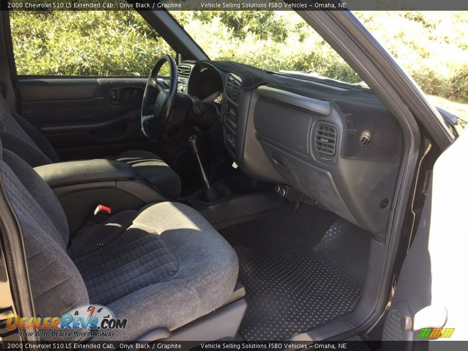 Graphite Interior - 2000 Chevrolet S10 LS Extended Cab Photo #5