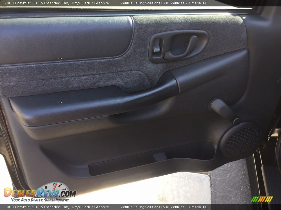 Door Panel of 2000 Chevrolet S10 LS Extended Cab Photo #19