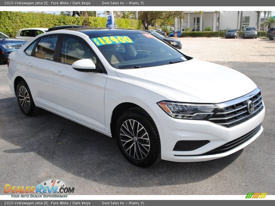 Front 3/4 View of 2020 Volkswagen Jetta SE Photo #2