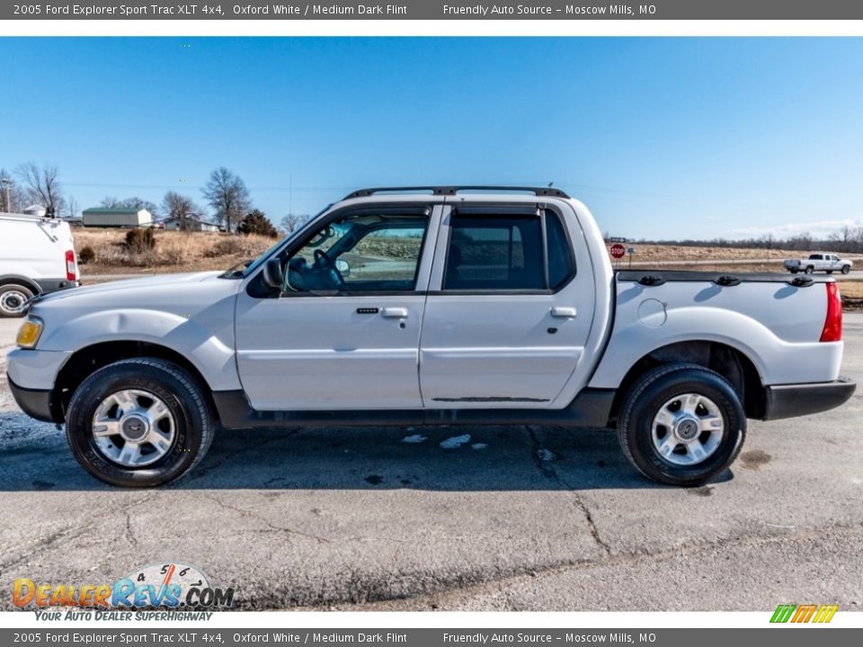 2005 Ford Explorer Sport Trac XLT 4x4 Oxford White / Medium Dark Flint Photo #2