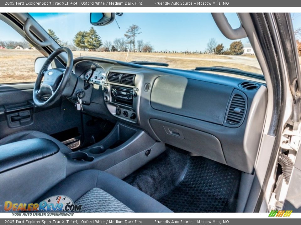 2005 Ford Explorer Sport Trac XLT 4x4 Oxford White / Medium Dark Flint Photo #11