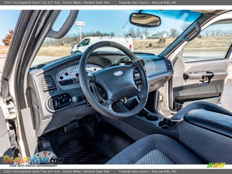 2005 Ford Explorer Sport Trac XLT 4x4 Oxford White / Medium Dark Flint Photo #17