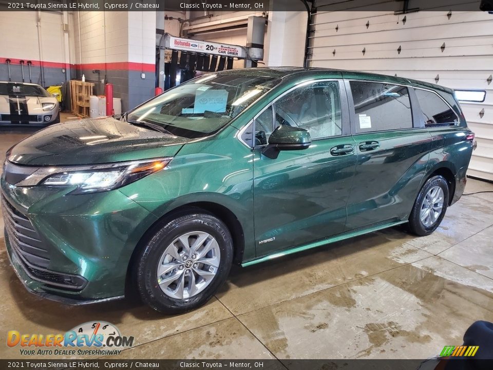 Front 3/4 View of 2021 Toyota Sienna LE Hybrid Photo #1