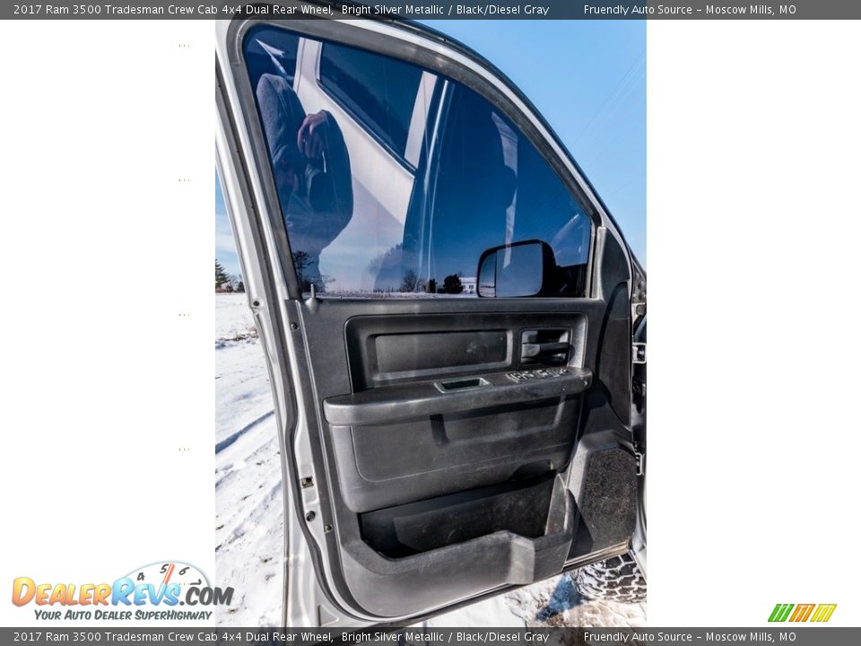 2017 Ram 3500 Tradesman Crew Cab 4x4 Dual Rear Wheel Bright Silver Metallic / Black/Diesel Gray Photo #23
