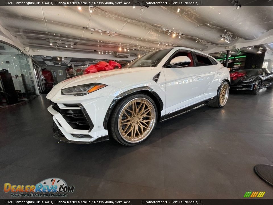 Front 3/4 View of 2020 Lamborghini Urus AWD Photo #6