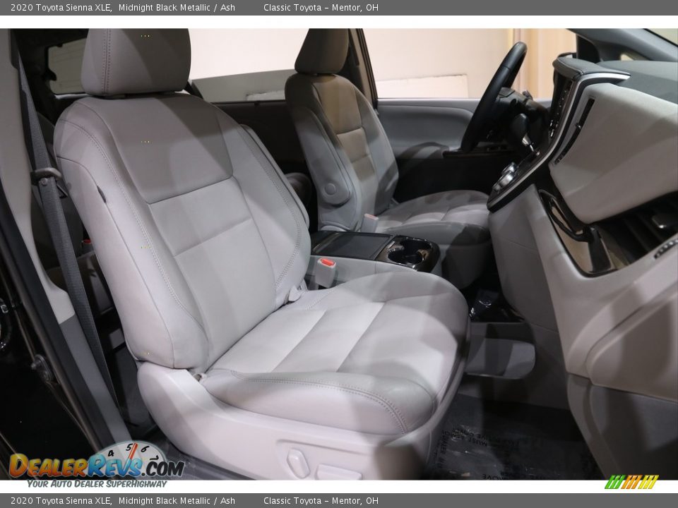 2020 Toyota Sienna XLE Midnight Black Metallic / Ash Photo #16