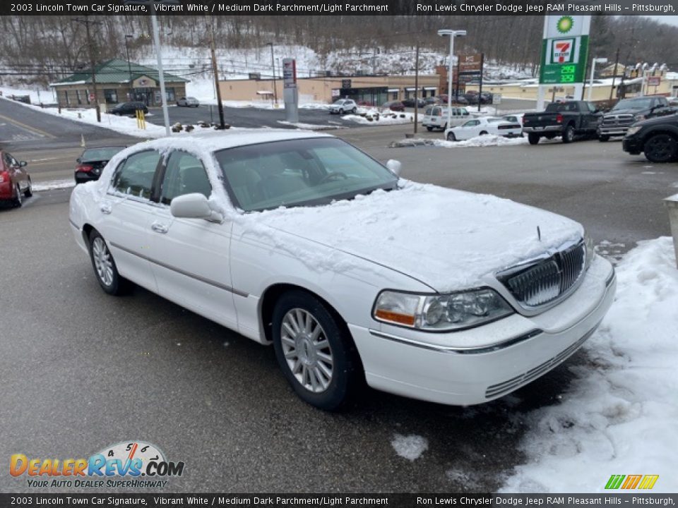 2003 Lincoln Town Car Signature Vibrant White / Medium Dark Parchment/Light Parchment Photo #1