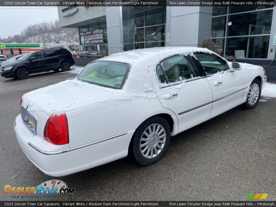 2003 Lincoln Town Car Signature Vibrant White / Medium Dark Parchment/Light Parchment Photo #2