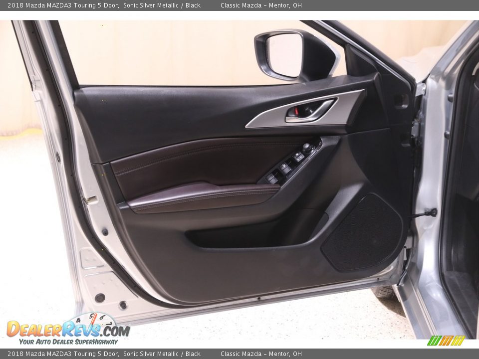 2018 Mazda MAZDA3 Touring 5 Door Sonic Silver Metallic / Black Photo #4