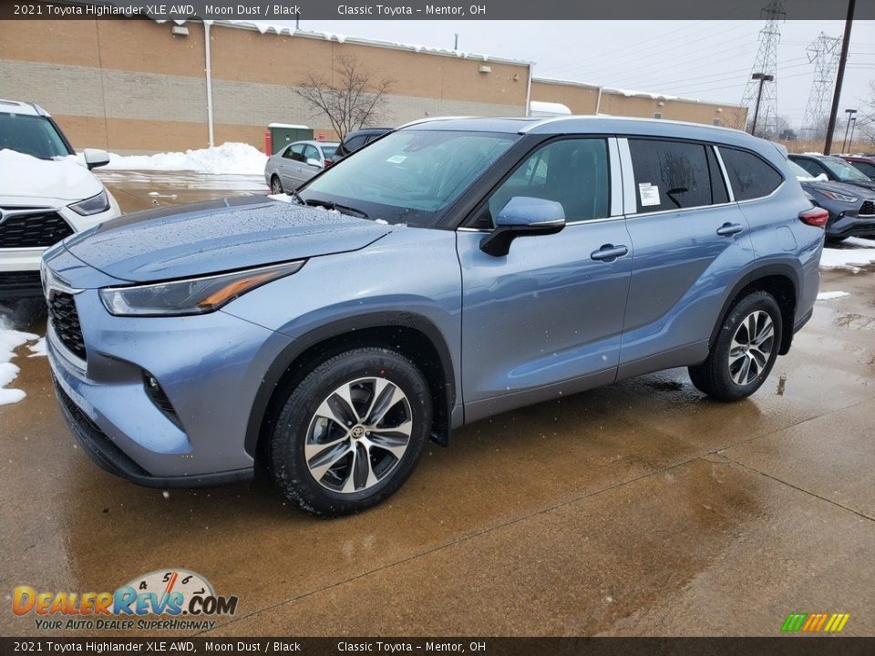 Front 3/4 View of 2021 Toyota Highlander XLE AWD Photo #1