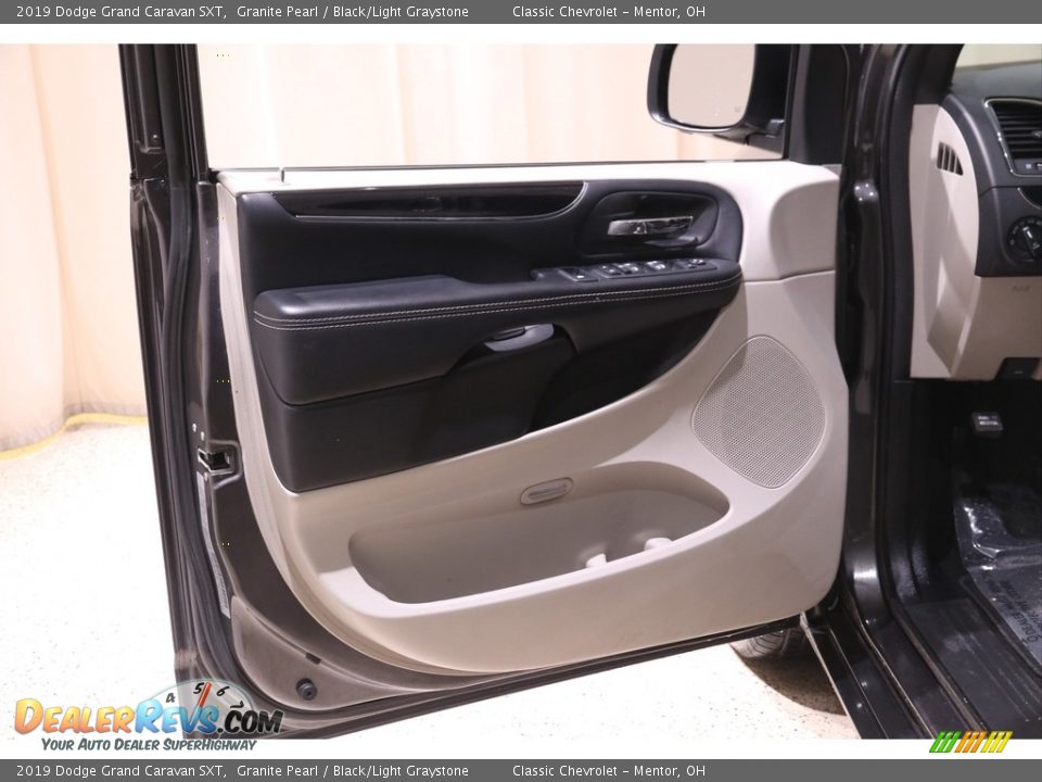 2019 Dodge Grand Caravan SXT Granite Pearl / Black/Light Graystone Photo #4