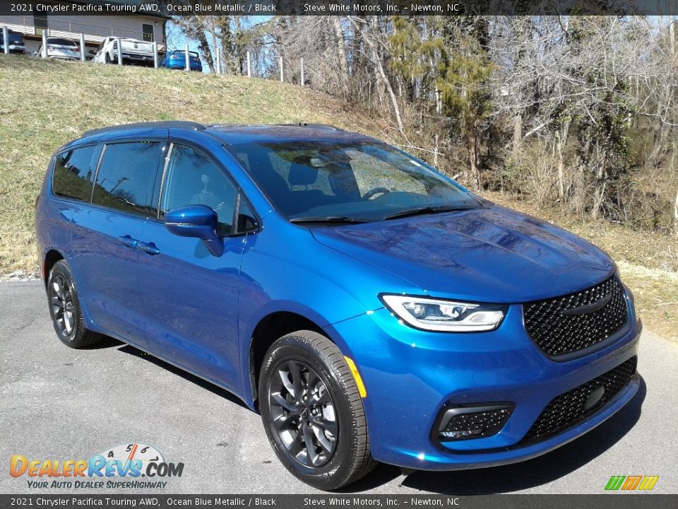 Front 3/4 View of 2021 Chrysler Pacifica Touring AWD Photo #4