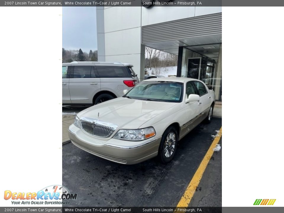 2007 Lincoln Town Car Signature White Chocolate Tri-Coat / Light Camel Photo #2