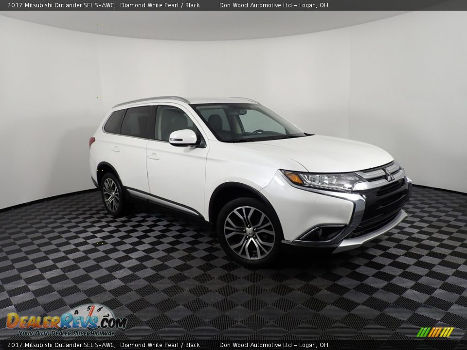 Front 3/4 View of 2017 Mitsubishi Outlander SEL S-AWC Photo #3