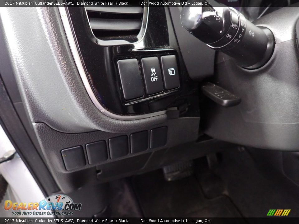 Controls of 2017 Mitsubishi Outlander SEL S-AWC Photo #22