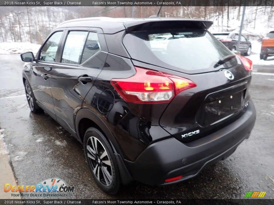 2018 Nissan Kicks SV Super Black / Charcoal Photo #5