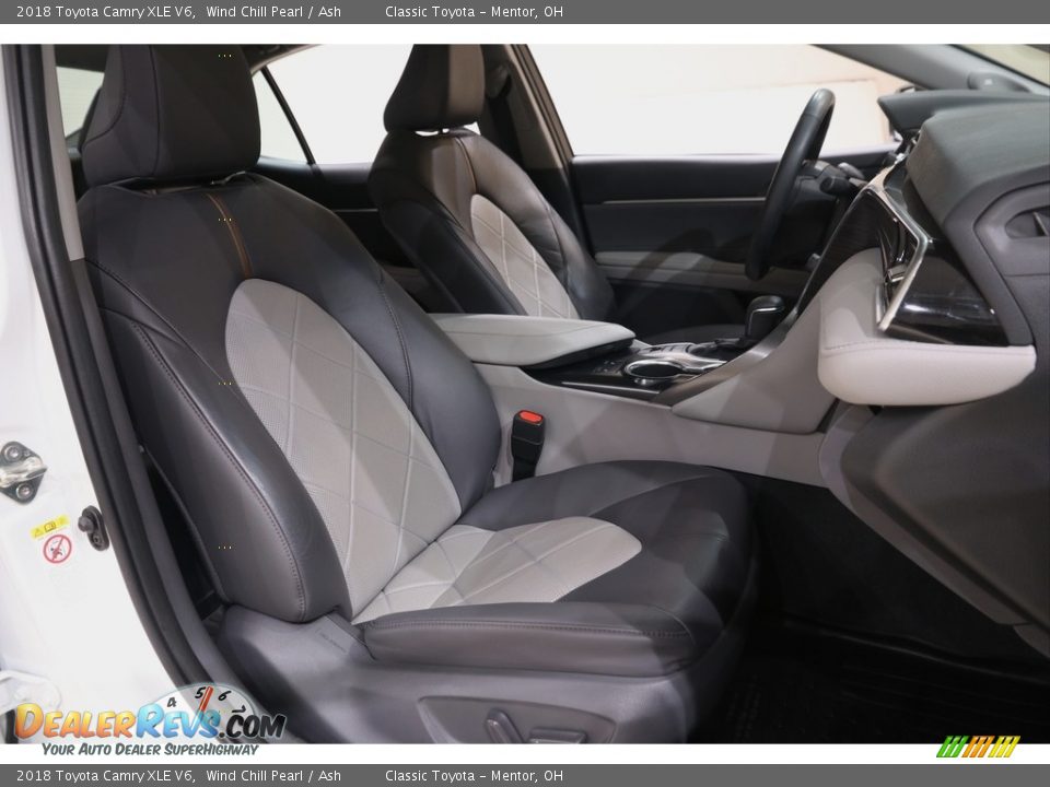 2018 Toyota Camry XLE V6 Wind Chill Pearl / Ash Photo #16