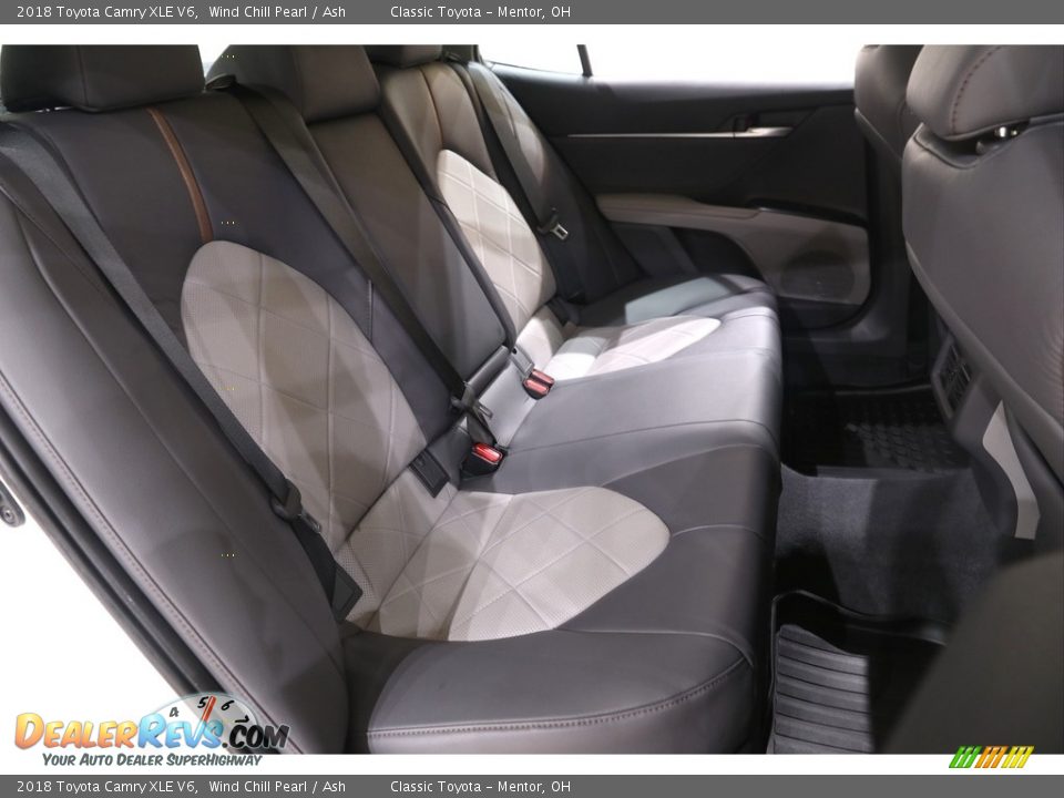 2018 Toyota Camry XLE V6 Wind Chill Pearl / Ash Photo #17