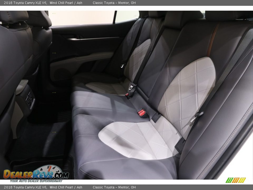 2018 Toyota Camry XLE V6 Wind Chill Pearl / Ash Photo #18