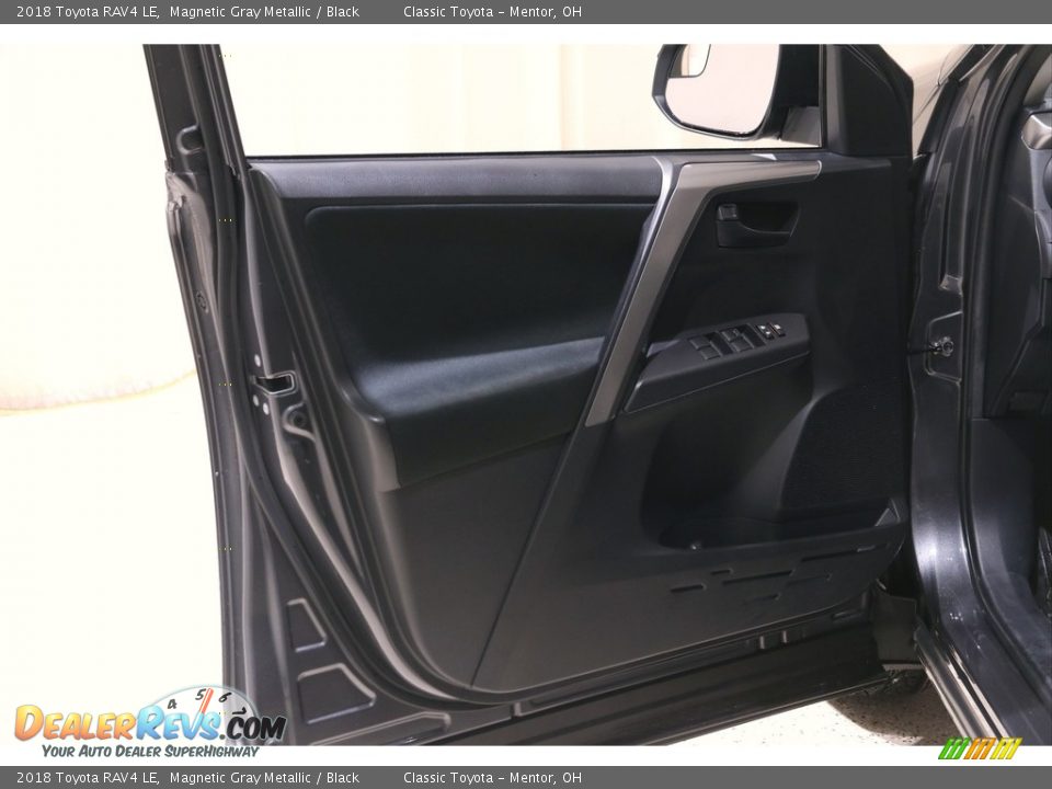 2018 Toyota RAV4 LE Magnetic Gray Metallic / Black Photo #4