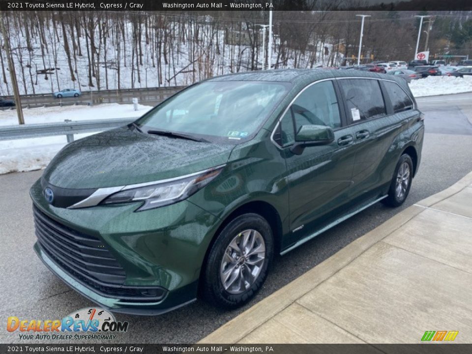 Front 3/4 View of 2021 Toyota Sienna LE Hybrid Photo #12