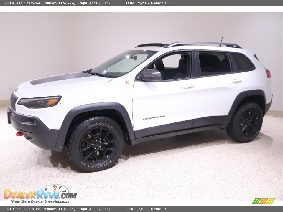 Front 3/4 View of 2019 Jeep Cherokee Trailhawk Elite 4x4 Photo #3