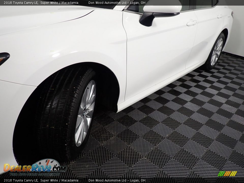 2018 Toyota Camry LE Super White / Macadamia Photo #9