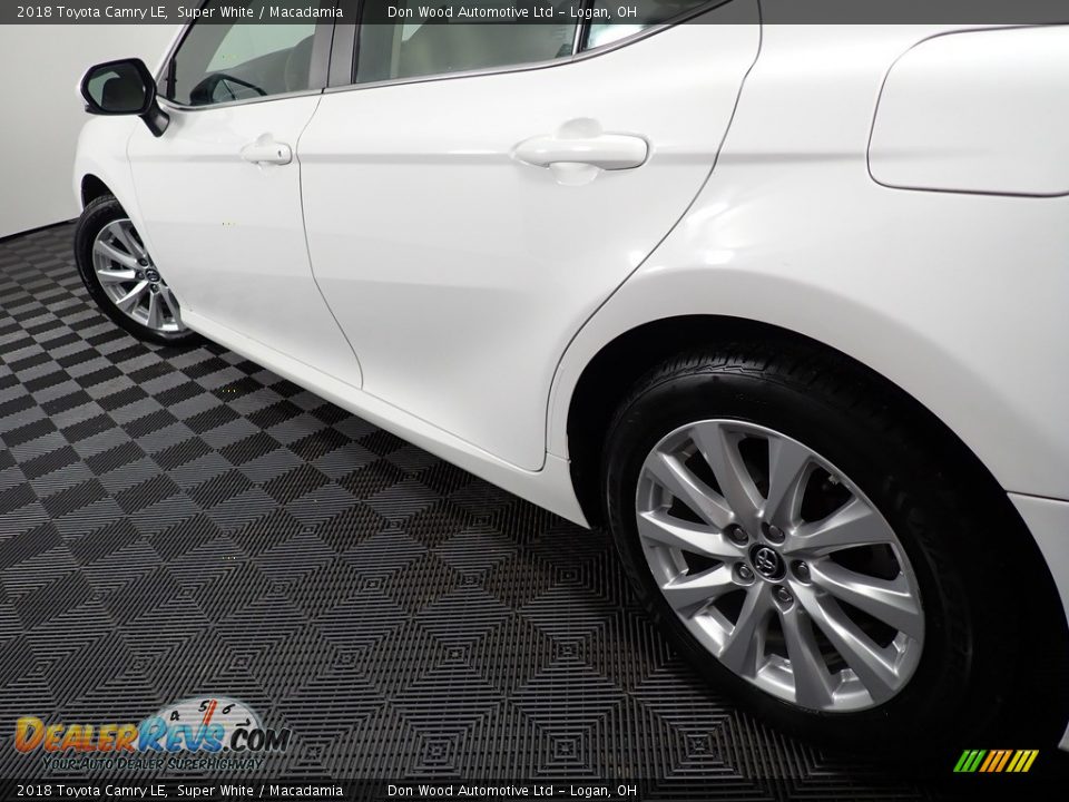 2018 Toyota Camry LE Super White / Macadamia Photo #10