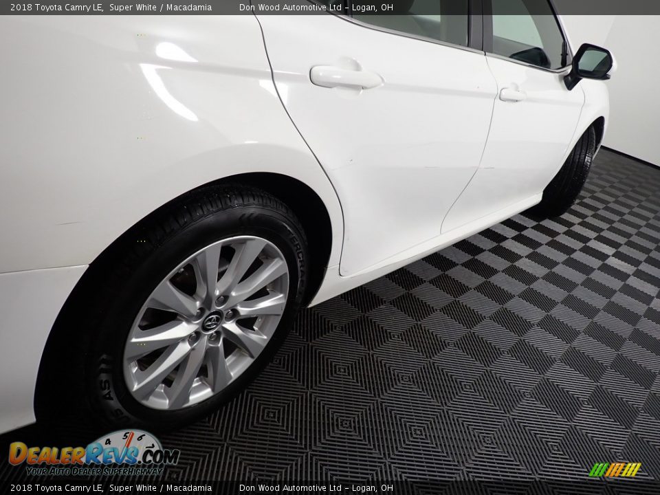 2018 Toyota Camry LE Super White / Macadamia Photo #16