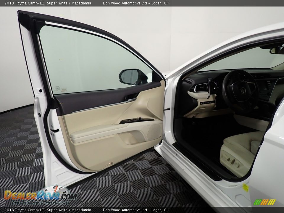 2018 Toyota Camry LE Super White / Macadamia Photo #17