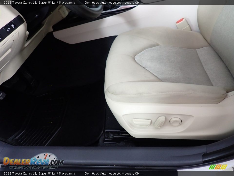 2018 Toyota Camry LE Super White / Macadamia Photo #19