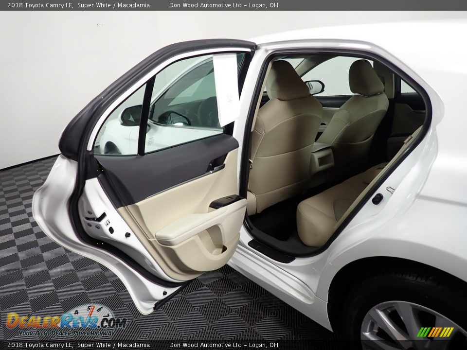 2018 Toyota Camry LE Super White / Macadamia Photo #23