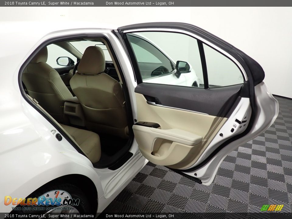 2018 Toyota Camry LE Super White / Macadamia Photo #26