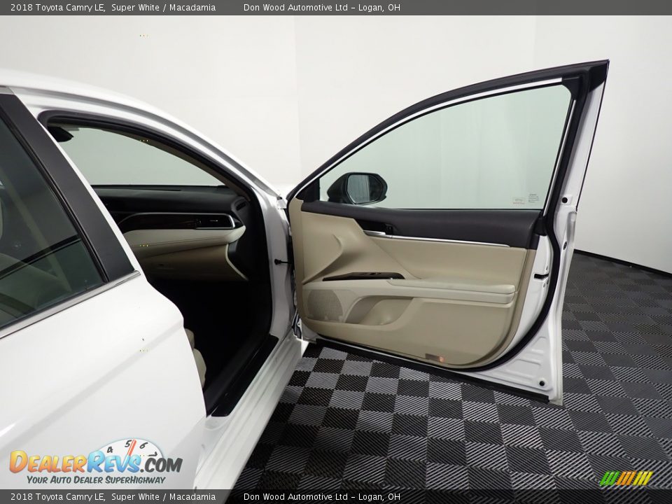 2018 Toyota Camry LE Super White / Macadamia Photo #28