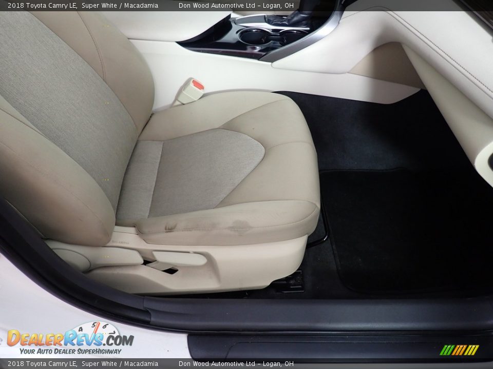 2018 Toyota Camry LE Super White / Macadamia Photo #29