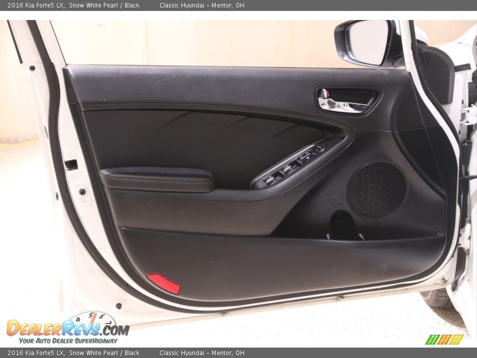 Door Panel of 2016 Kia Forte5 LX Photo #4