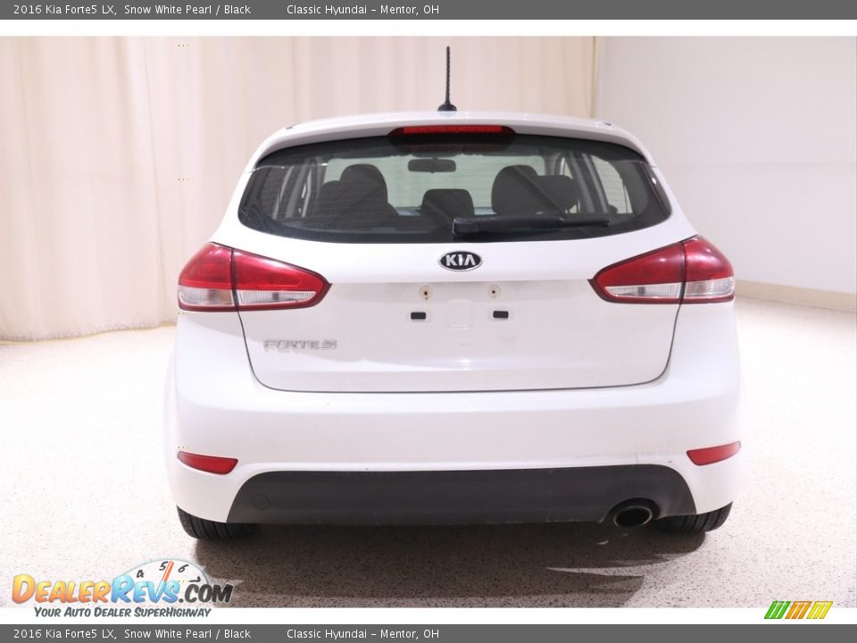 2016 Kia Forte5 LX Snow White Pearl / Black Photo #17