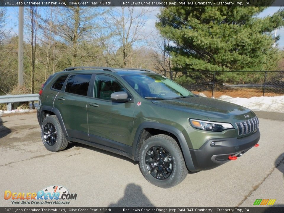 Front 3/4 View of 2021 Jeep Cherokee Traihawk 4x4 Photo #3