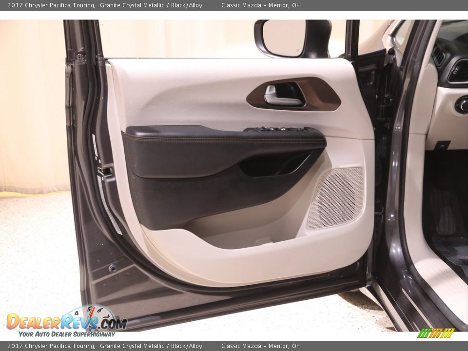 2017 Chrysler Pacifica Touring Granite Crystal Metallic / Black/Alloy Photo #4