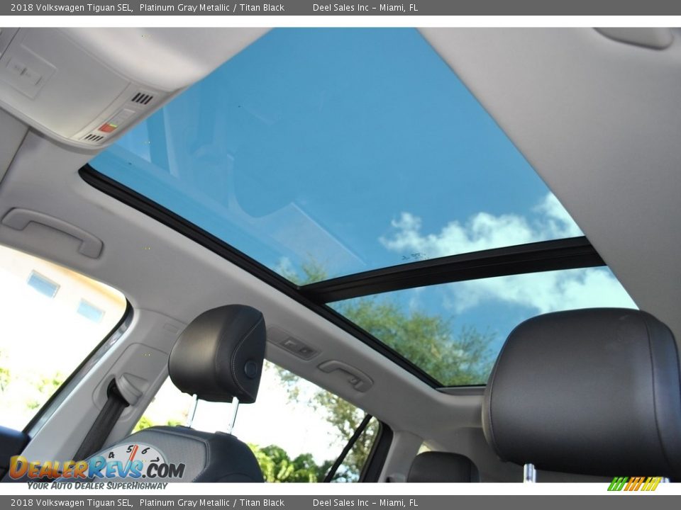 Sunroof of 2018 Volkswagen Tiguan SEL Photo #15