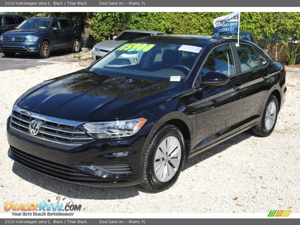 Front 3/4 View of 2019 Volkswagen Jetta S Photo #4